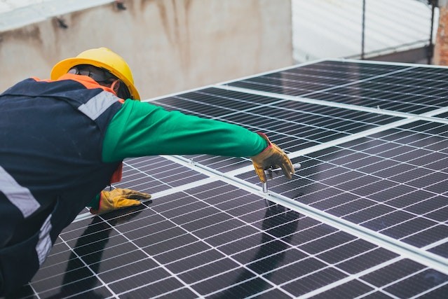 installation-process-for-solar-panels-vs-solar-tiles