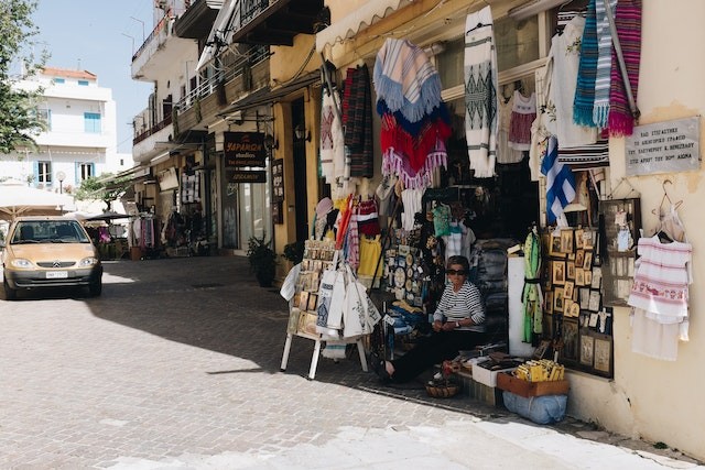 shop-clothes-from-secondhand-stores-for-good-environment