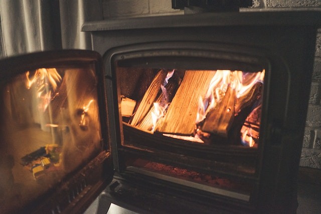 wood-stove-is-heat-sources-for-country-homes